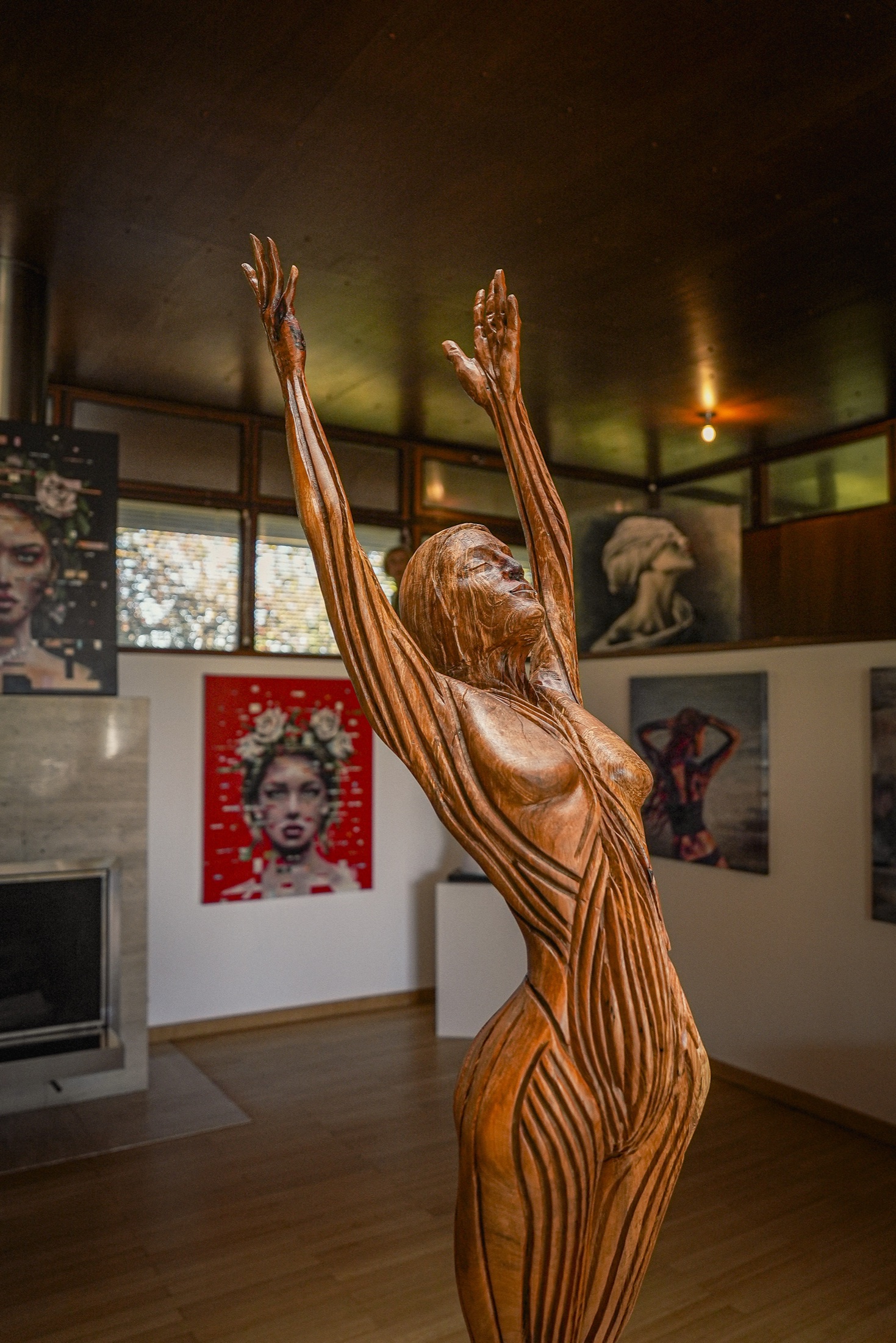 Holzskulptur in der Ausstellung