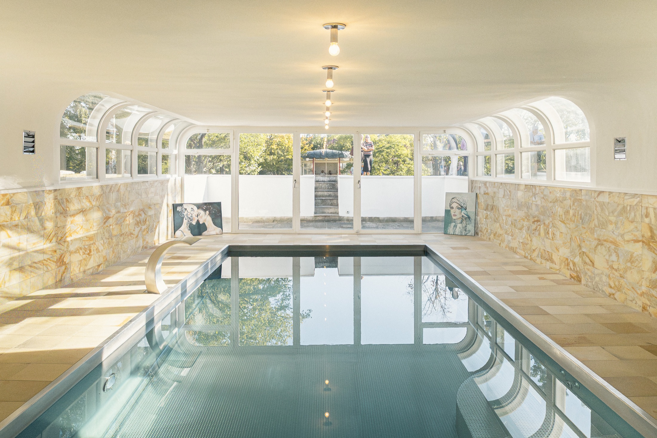 Poolhalle mit ausgestellten Kunstwerken